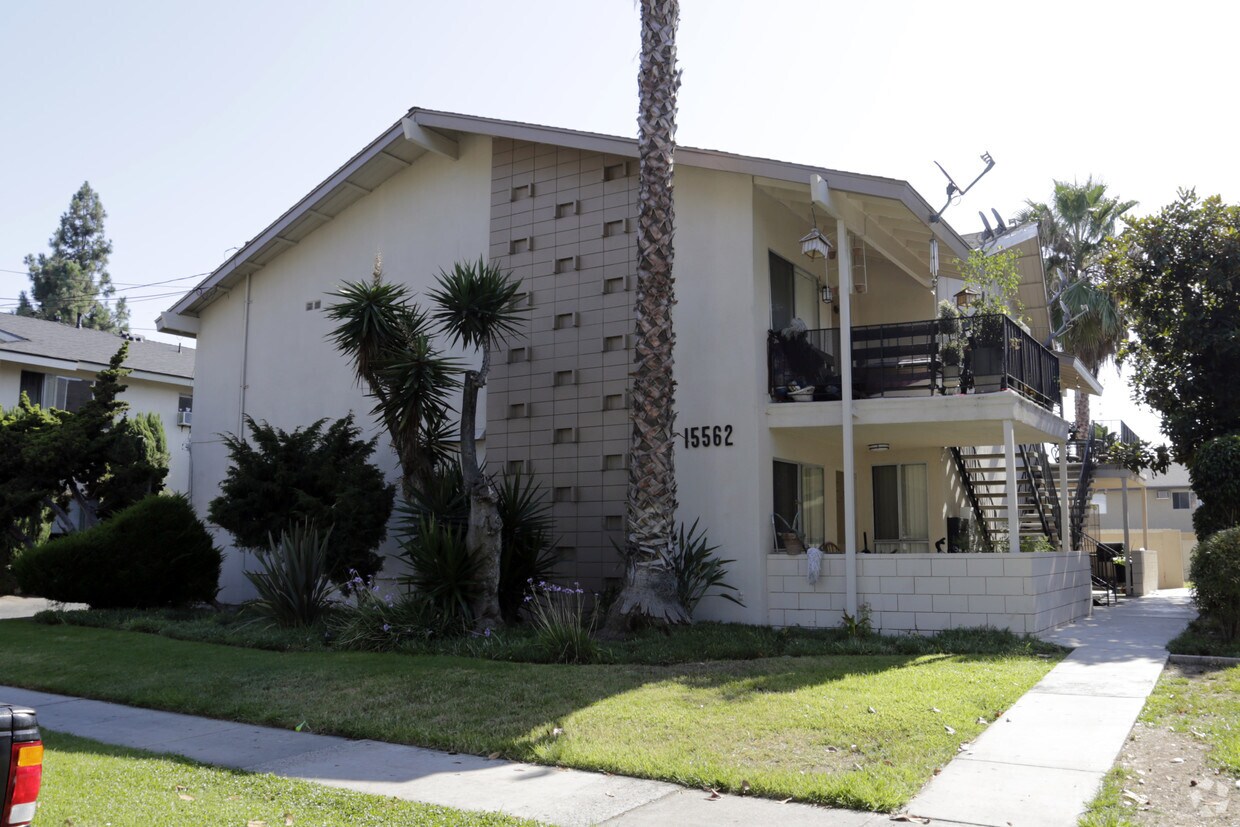 Primary Photo - 15562 S Pasadena Ave