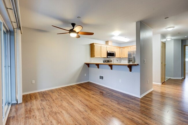 Building Photo - 2 Bed 2 Bath Third floor Condo