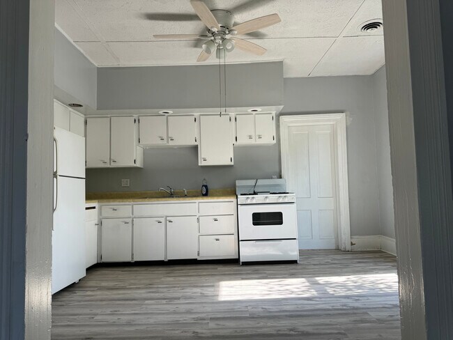Kitchen - 211 E Mulberry St