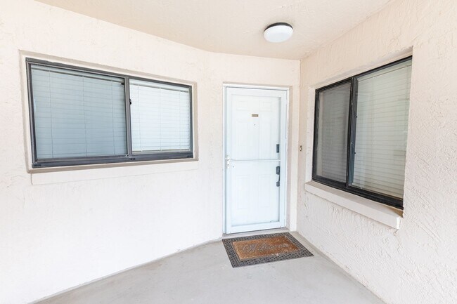 Building Photo - Spectacular 2 Bed/2Bath LAKE FRONT Condo F...