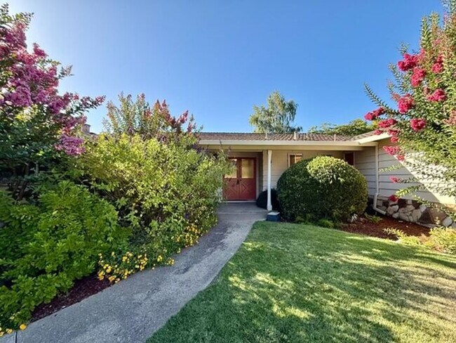 Building Photo - Beautiful 4 bedrooms 2.5 bath home