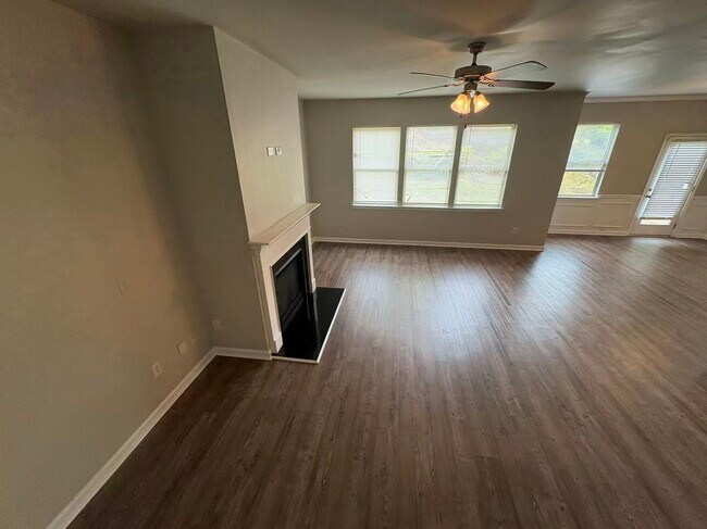 Foto del edificio - 2471 Hanover Woods Rd