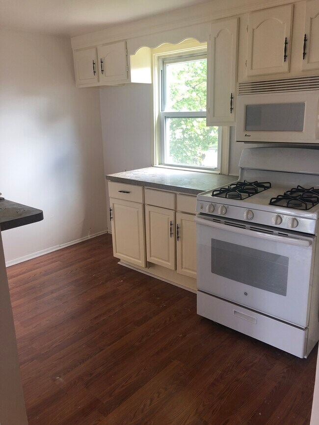 Kitchen - 832 E Henry St