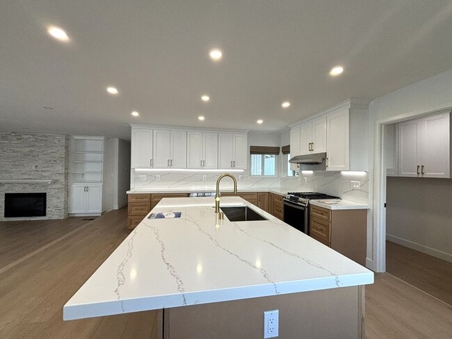 Building Photo - Stunning 4-Bedroom, 2-Bathroom Remodeled H...