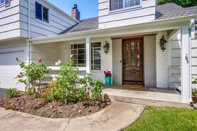 Building Photo - Fully Furnished Older expanded Park Hills/...