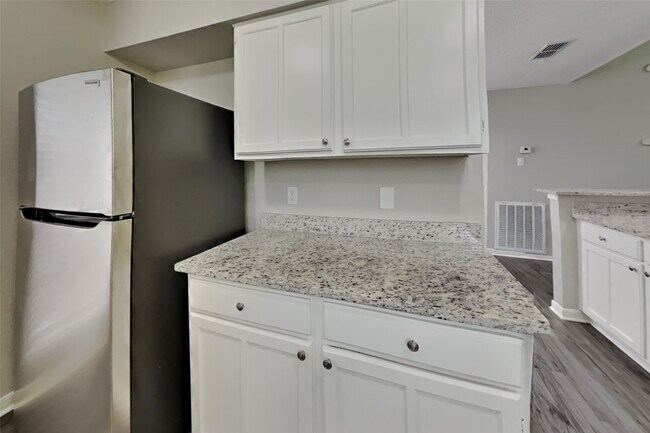 Building Photo - 7011 Sharpsburg Dr