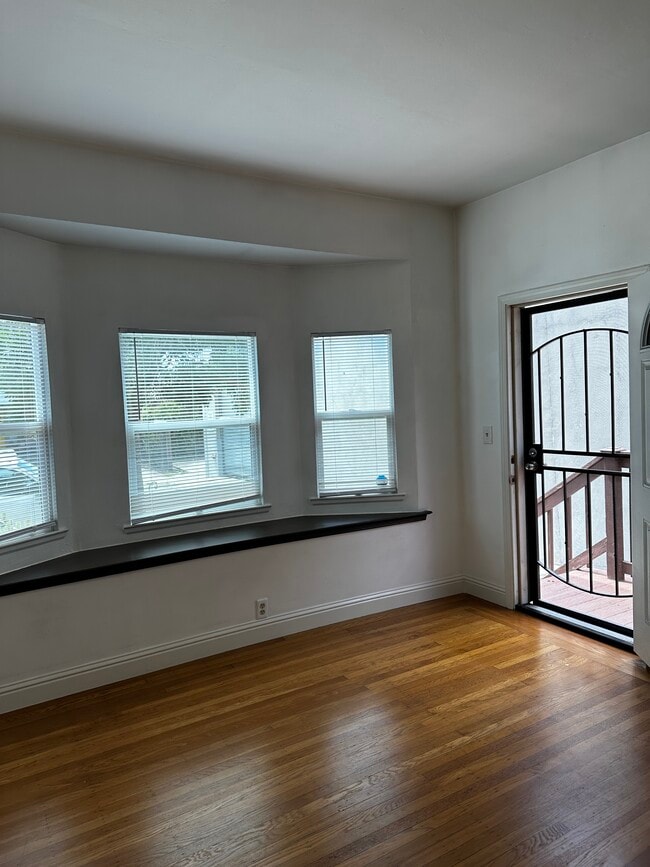Building Photo - 932 60th St