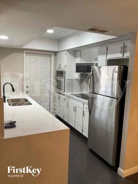 Building Photo - 4527 W Solano Dr S