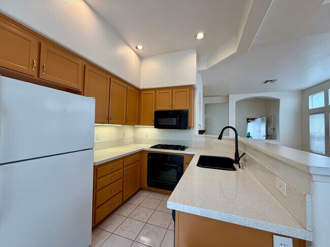 Foto del edificio - Spacious 3 Bedroom 2.5 Bath Townhouse with Private Garden Patio & a Community Pool/Spa! Attached ...