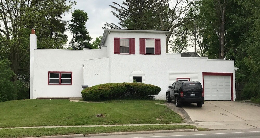 Foto principal - 532 W Grand River Rd