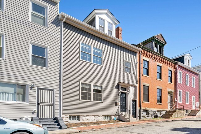 Foto del edificio - Beautiful 4 Bedroom House In Troy Hill.  Available May 10th.