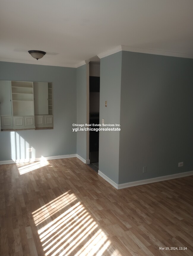 Building Photo - 3825 N Pine Grove Ave