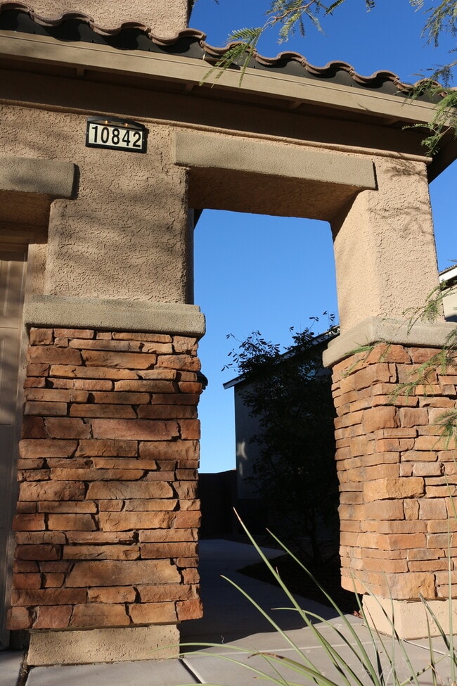 Building Photo - SHOWINGS AVAILABLE NOW