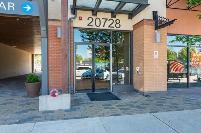 Building Photo - 20728 Willoughby Town Centre Dr