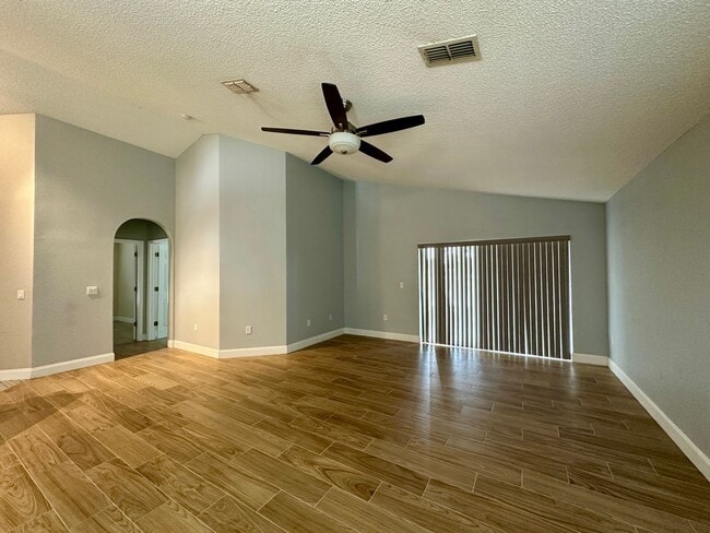 Building Photo - Fenced In 4/2 Haines City Home!