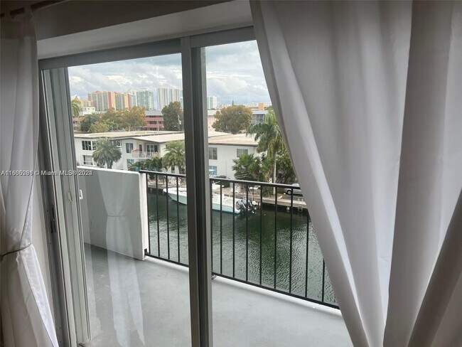 Foto del edificio - 3642 NE 171 St