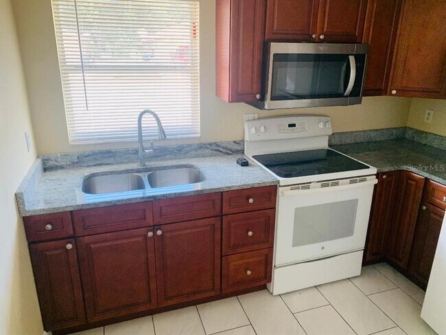 Foto del edificio - 2480 Chestnut Woods Dr