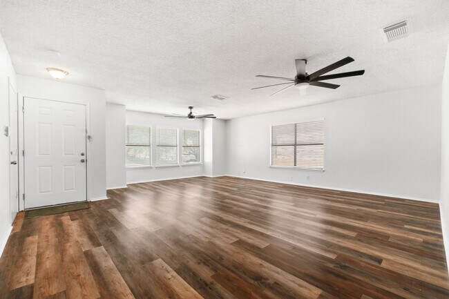 Foto del edificio - MOVE-IN READY REMODELED RENTAL HOME LOCATED IN NORTHWEST CROSSING