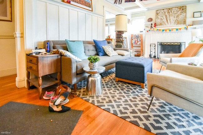 Building Photo - 32 Russell St