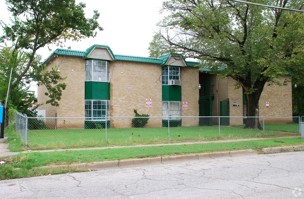 Building Photo - Jim Qualia 9/11/2007 - Holmes Apartments