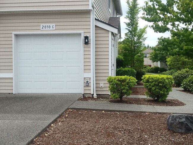 Building Photo - 2030 Garry Oaks Avenue Unit C