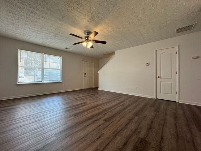 Building Photo - **Bright & Spacious 3-Bed, 2.5-Bath Two-St...