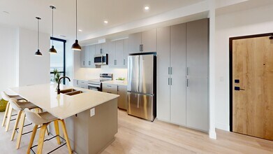 Building Photo - 100 - Centro