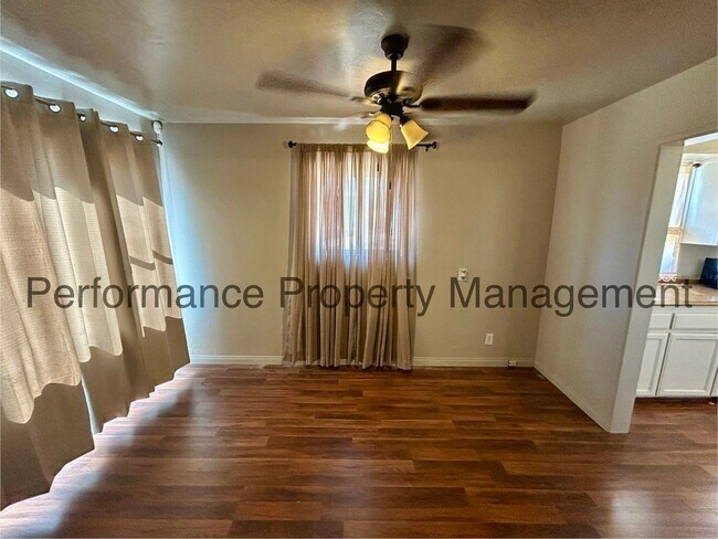 Foto del edificio - Charming 3 Bed/1 Bath House w/ RBP & Secur...
