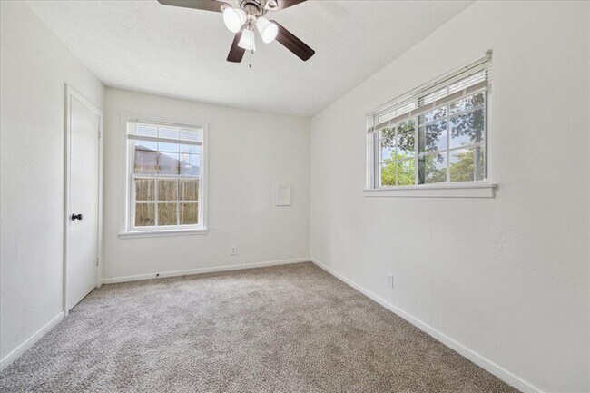 Foto del edificio - 3910 Englewood St