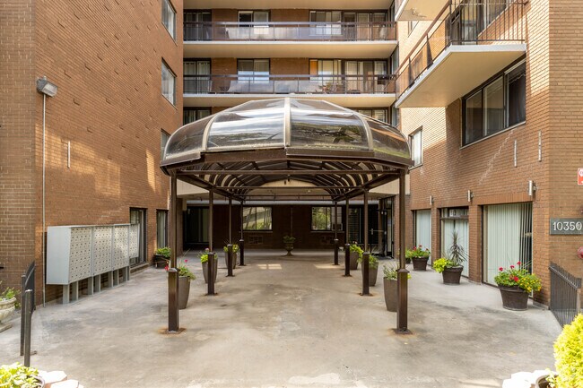 Building Photo - 10350 de Bois-de-Boulogne