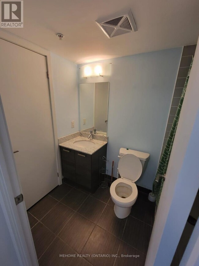 Building Photo - 36-LPH36 Lisgar St