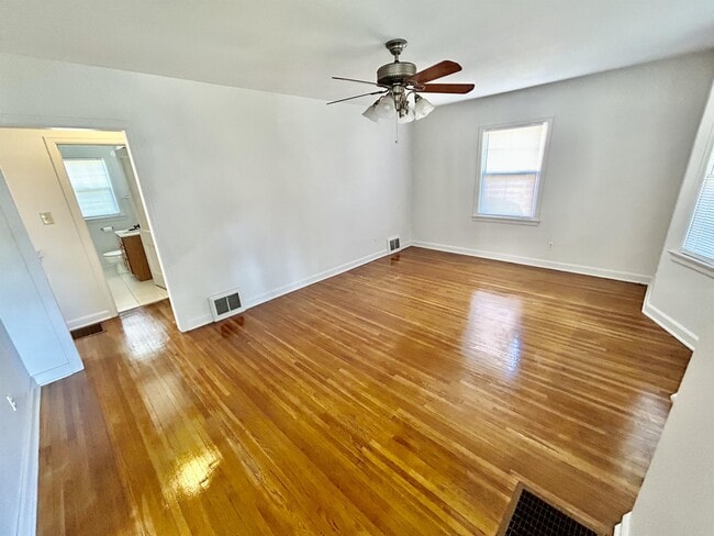 Building Photo - 2109 E Gum St