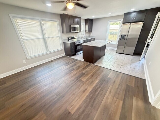 Foto del edificio - Fully Renovated 2-Bed Charmer on a Spacious Corner Lot – Near Downtown!