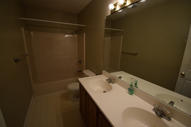 Building Photo - VIRTUAL SHOWINGS AVAILABLE - Townhome Betw...