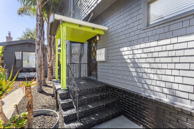 Building Photo - 1551 Saint Charles St
