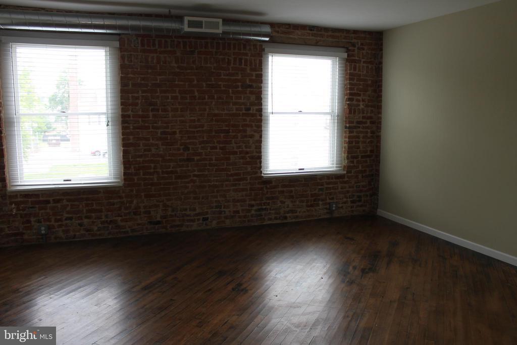 Primary Photo - 114 Front St