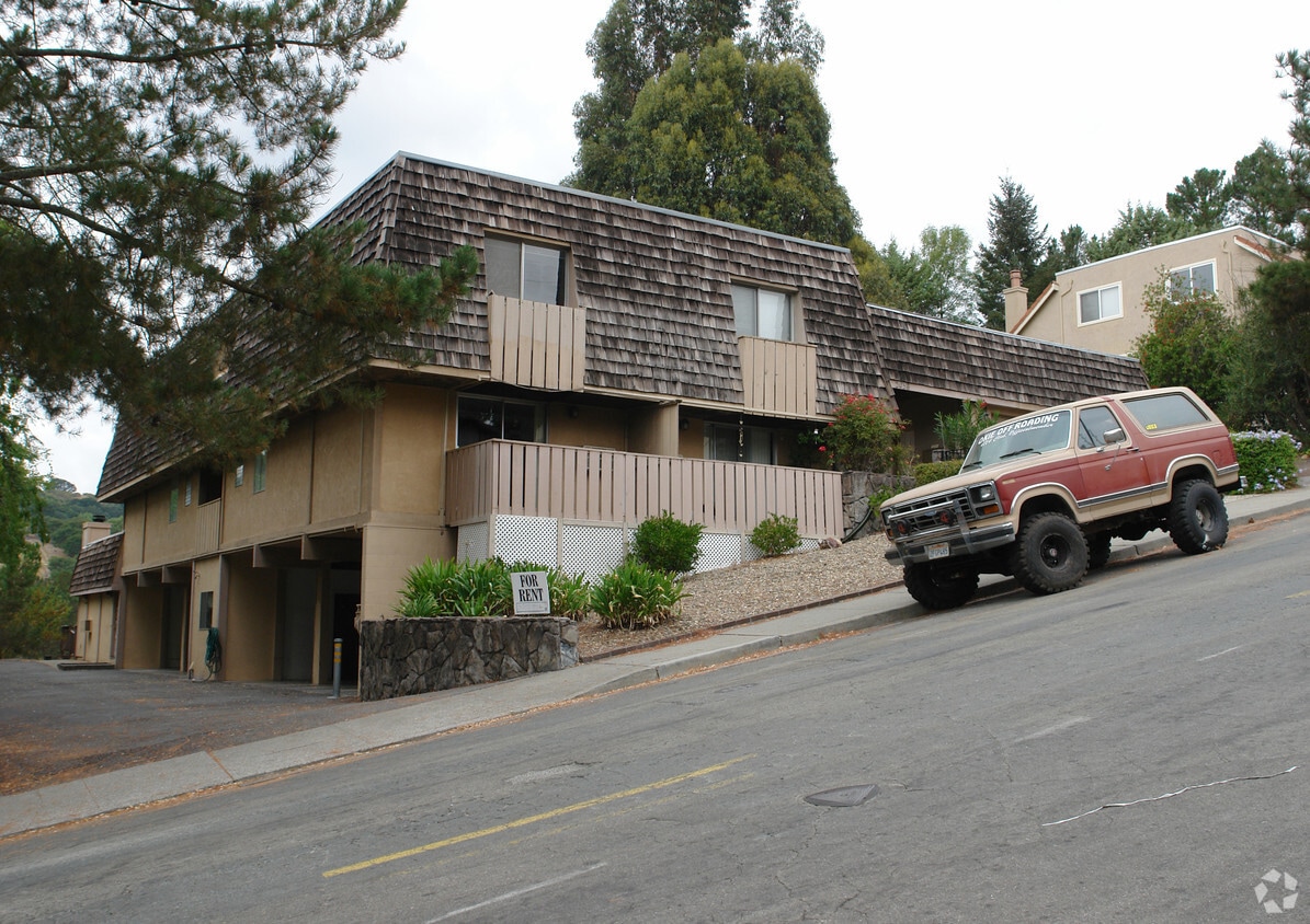 Building Photo - 2038 Ascot Dr