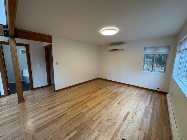 Foto del edificio - Spacious 4-Bedroom Home on Bainbridge Island