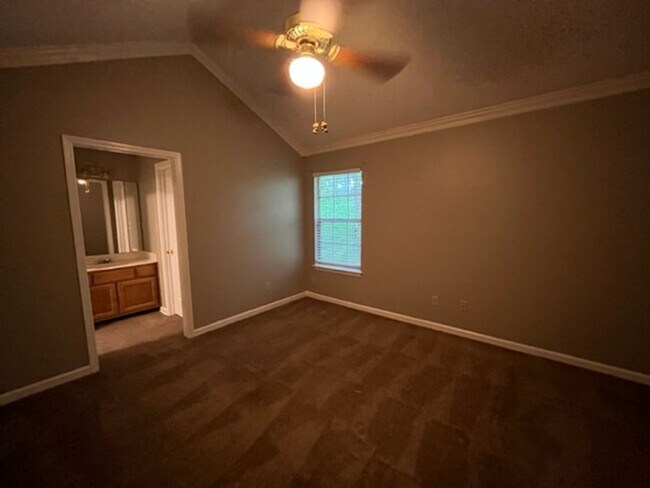 Building Photo - Renovated 2 bedroom 1.5 Bath Apartment for...
