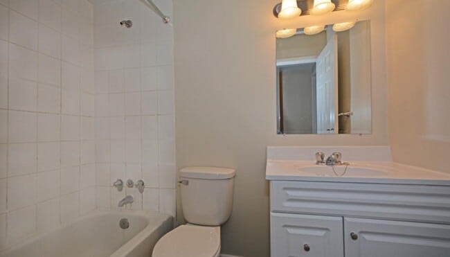 Building Photo - 10-214 Harlington Crescent