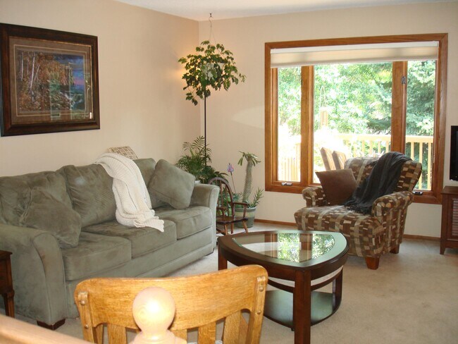 Foto del edificio - Spacious 3 Bedroom 2 Bath Townhome in Inve...