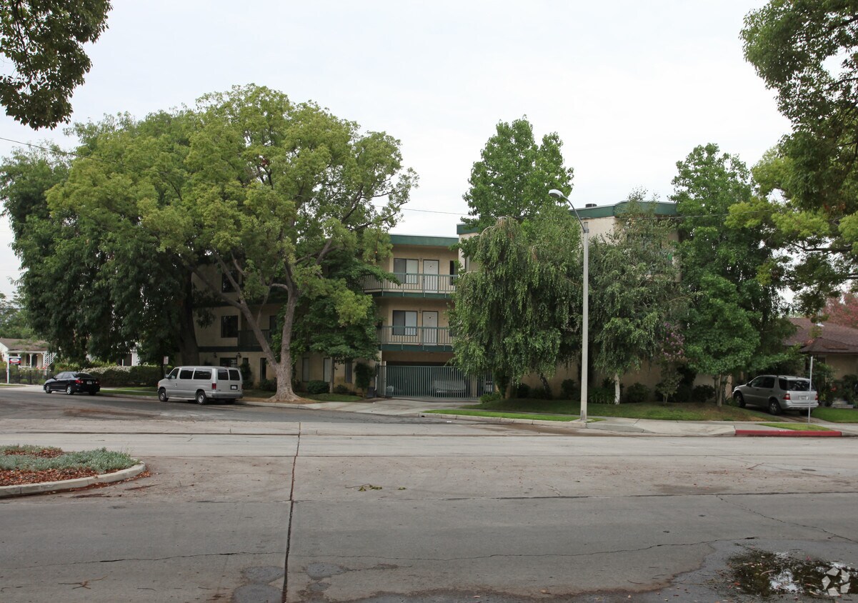 Building Photo - 1441 N Edison Blvd