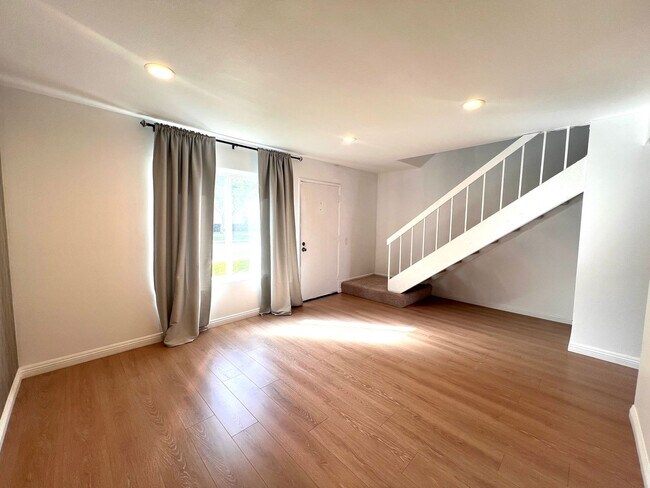 Foto del edificio - Stunning 2 Bedroom located in Irvine.