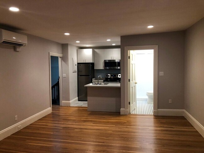 Foto del edificio - Top-Floor 1BR on Newbury Street | Central AC + In-Unit Laundry $3450 NO FEE
