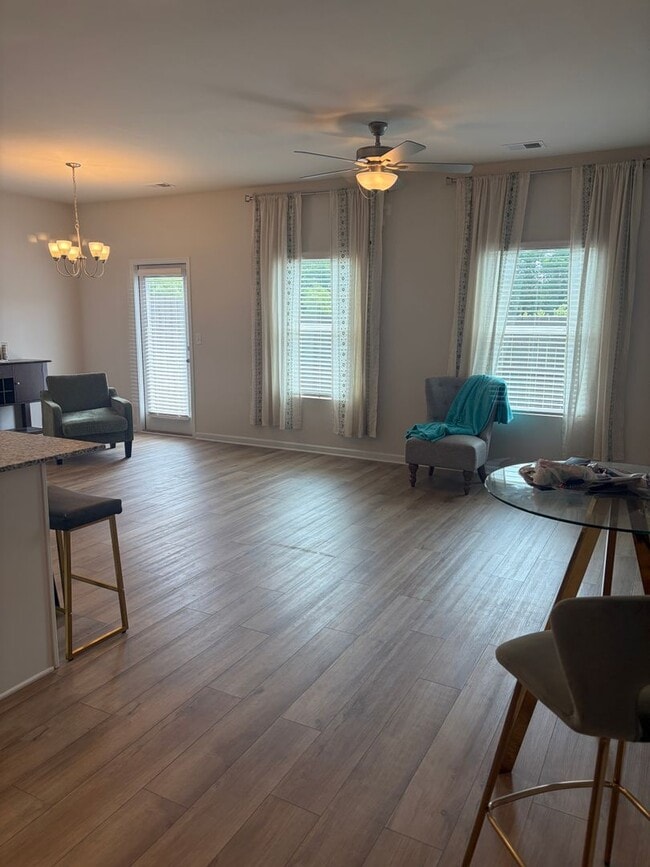 Building Photo - Beautiful Townhome