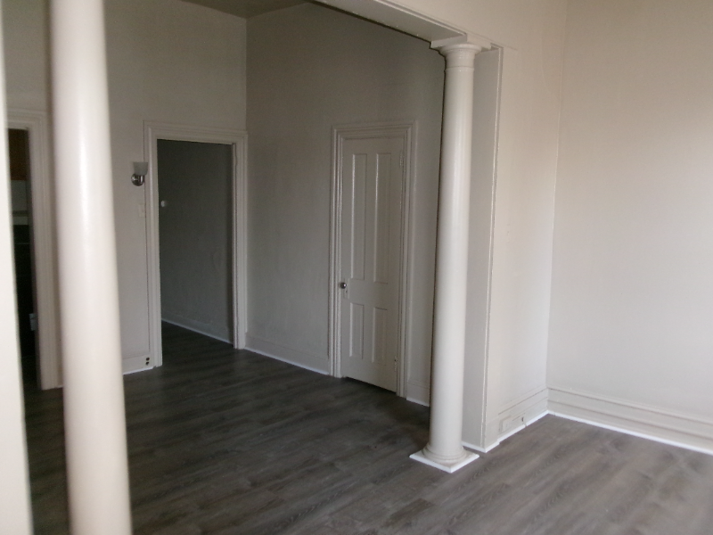 Primary Photo - 240 W King St