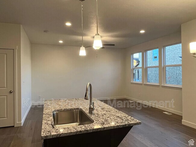 Building Photo - 754 N Hilltop Dr