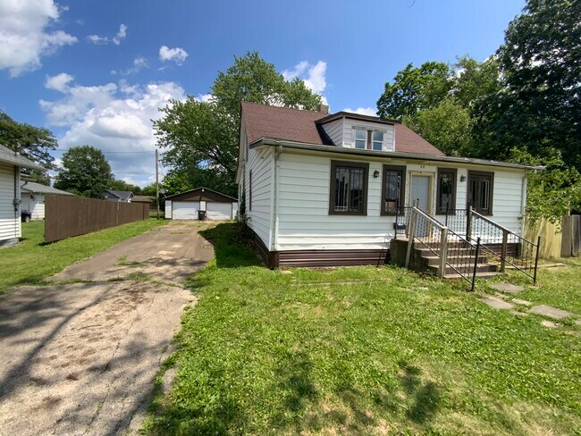 Building Photo - 33 Bismark St