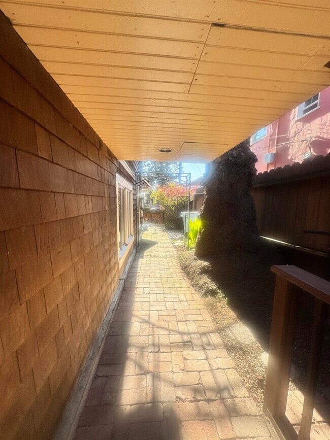 Foto del edificio - 1723 Carleton St