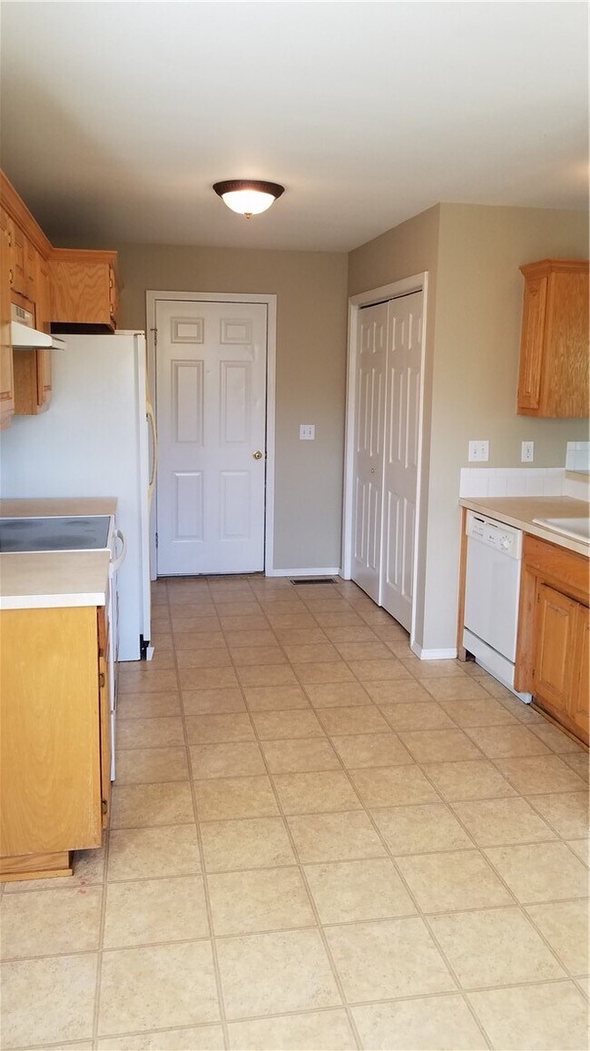 Building Photo - 17 Slifer Dr